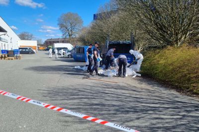 Politiet gennemsøgte et større område på og omkring Gormsvej efter drabet 7. april 2025. Her er Beredskabsstyrelsen Midtjylland i gang med at assistere politiet bag nogle butikker på Silkeborgvej tæt på gerningsstedet.