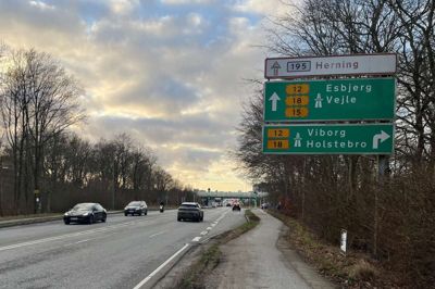 Silkeborgvej skal gøres bredere, så der bliver fire spor hele vejen ind til handelsområdet ved Bilka og Herning Centret. Det skal kommunen bruge et stykke af rabatten til, men jorden tilhører det fredede højhus, og så kommer Slots- og Kulturstyrelsen ind over sagen.