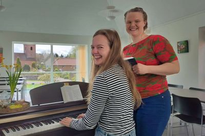 Organist Lisbeth Roesen, (t.v.) og kirkesanger Lærke Lysgaard inviterede til forårssang i sognehuset.