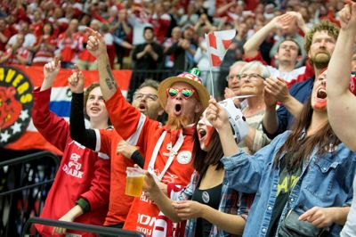 Sådan havde vi det alle i maj 2018, da VM i ishockey fyldte Boxen og byen med fest og farver. På fredag går det løs igen.