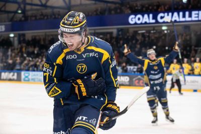 Mathias From har haft masser af mål at juble over hele sæsonen. Han blev grundspillets topscorer i Metal Ligaen og fører også pointlisten i slutspillet. Det har udlandet også fået øjnene op for.
