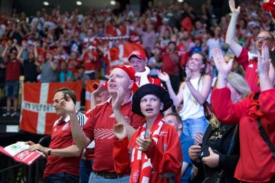 Der er håndboldfest, så tribunerne gynger, når Jyske Bank Boxen agerer dansk hjemmebane og uindtageligt fort for Mathias Gidsel og kompagni. Men tyskerne undrer sig over, hvorfor de igen og igen skal til Herning.