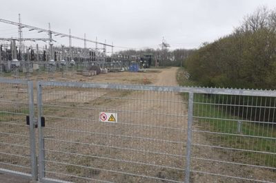 Det var her ved Energinets transformatorstation på Nygårdsvej i Videbæk at kontakterne slog fra, og det gjorde at omkring 16.000 elkunder var uden strøm i 12 minutter.