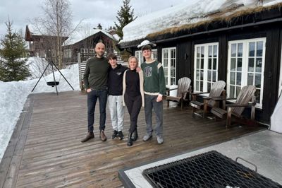 Familien Køjborg Nielsen foran bjælkehytten i Trysil, der nu er blevet deres hjem. Købet af hytten blev samtidig begyndelsen på en helt ny tilværelse.