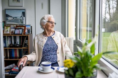 De seneste 17 år af sit 100-årige liv har Else Marie Møller boet her i Holmparken, og hun holder meget af at sidde på den lukkede altan og nyde udsigten til den store plæne med træer i baggrunden. Tidligere - før området nord for golfbanen blev bebygget - kunne hun ofte se harer og rådyr trisse rundt på græsset foran vinduerne.