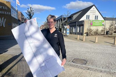 Bykoordinator Birthe Luckmann (billedet) har sammen med Mogens Lindvig, der er formand for Vildbjerg Borgerforening deltaget i planlægningsmøderne forud for det store gravearbejde i centrum af Vildbjerg. Adskillige tegninger er lavet. Her ses Birthe Luckmann med en af de tegninger, der er fremstillet forud for arbejdet i Søndergade.