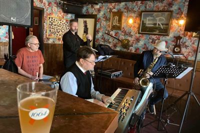 Bergen Kvartet med Casper Rækjær, Birger Møller Henriksen, Rune Bergen og Henrik Ole Jensen åbnede døren ud til Smallegade og gav to timers jazz på den første forårsfredag.