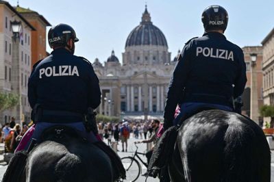 Italiensk politi patruljerer blandt andet på hest ved Peterskirken i Rom op til og under begravelsen.