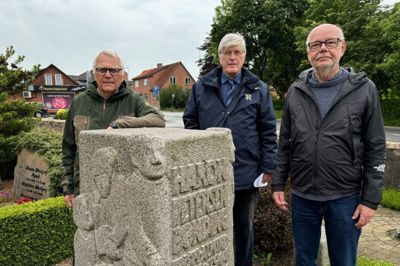 Det er denne trio, der har sat sig i spidsen for en mindehøjtidelighed for de lokale frihedskæmpere. Fra venstre er det Flemming Østergaard, Knud Blæsbjerg og Erik Nørkjær. De står ved mindestenen for frihedskæmperen Hakon Petersen Bønding på Aulum Kirkegård.