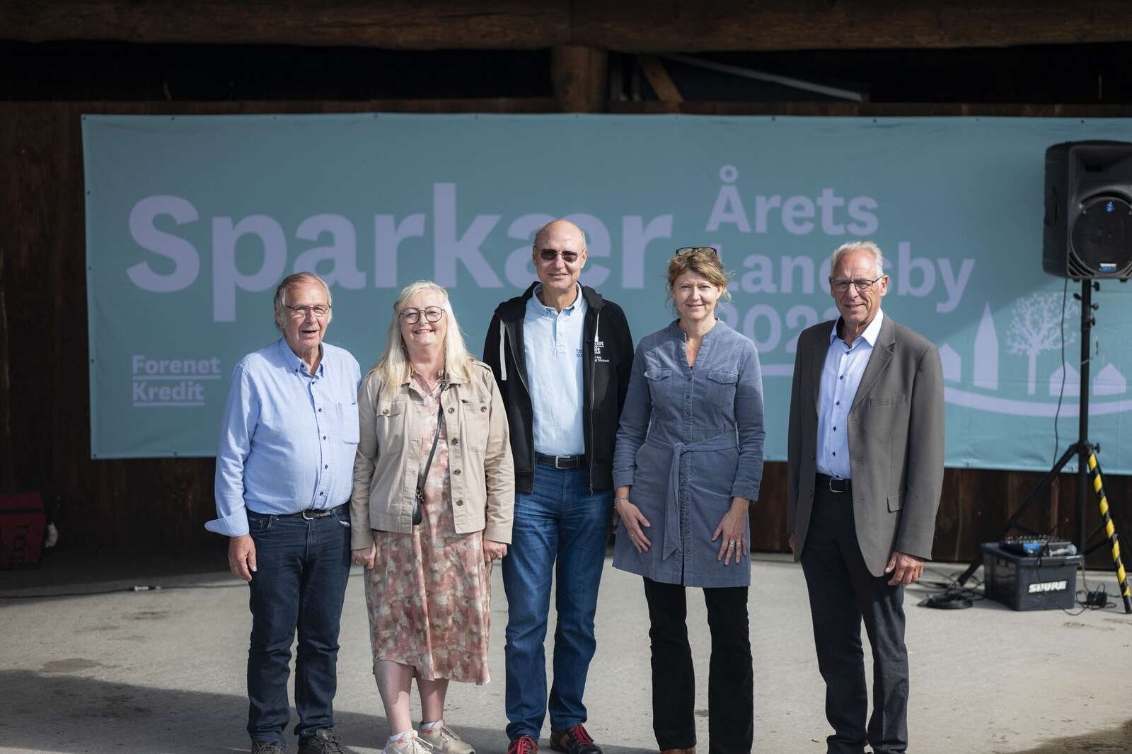 Komitéen bag Årets Landsby ses her på Billingescenen, da Sparkær blev kåret som Årets Landsby 2023. Fra venstre er det Steen Kjær Nielsen (formand, Landsforeningen Landsbyerne i Danmark), Lone Kastberg (bestyrelsesmedlem, Landdistrikternes Fællesråd), Preben Sunke (næstformand, Forenet Kredit), Helene Simoni Thorup (formand for komitéen) og Gunnar Landtved (bestyrelsesmedlem, Landdistrikternes Fællesråd).