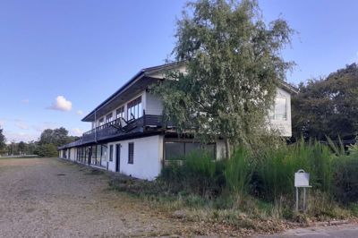 Den tidligere møbelforretning på Ildsgårdvej i Ilskov lejes nu ud som lager af ejeren Bach Gruppen A/S, som lader bygningen forfalde. Nu fortæller Bach Gruppen, at man arbejder med en plan om at bygge små rækkehuse på grunden.