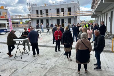 Der var fint fremmøde, da boligselskabet Fruehøjgaard torsdag inviterede til rejsegildet på byggeriet ved Viborgvej og Tingvej. Foto: Fruehøjgaard