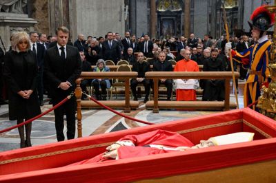 Blandt fredagens besøgende var Frankrigs præsident, Emmanuel Macron, der kort før lukketid mindedes paven få meter fra kisten.