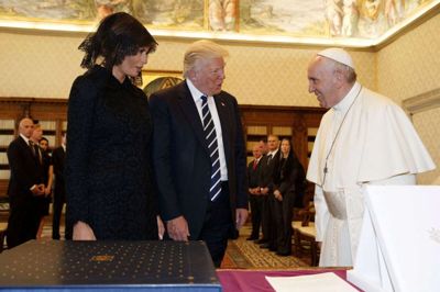 Pave Frans har mødt den amerikanske præsident, Donald Trump, i virkeligheden. Men han har dog ikke slået Trump over hånden, som en falsk video hævder. (Arkivfoto).