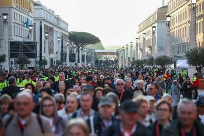 Folk står i kø på Via della Conciliazione nær Vatikanet lørdag morgen.