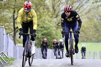 Mattias Skjelmose (til venstre) har testet ruten til dette års Liége-Bastogne-Liége, men danskeren døjer med smerter.