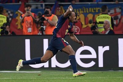 Jules Koundé fejrer sin scoring til 3-2 efter 116 minutters spil i pokalfinalen i Sevilla.