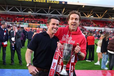 Klubejerne Rob McElhenney og Ryan Reynolds var til stede på Racecourse Ground, da Wrexham lørdag rykkede op i Championship.