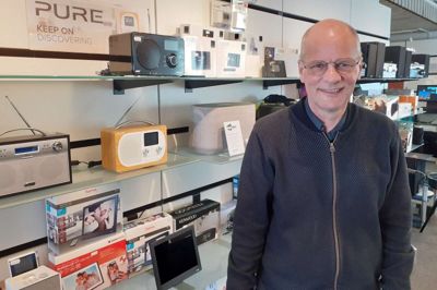 Indehaveren af Aages Radio-TV i Videbæk, Aage Martinsen, kører ud til kunderne, hvor han installerer tv, fejlfinder og rådgiver. Den service kan nethandlen ikke tilbyde, og det er medvirkende til, at Aage Martinsen har en fornuftig forretning.