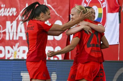 Pernille Harder tiljubles efter sin scoring til 2-1.
