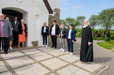 Lørdagens første hold konfirmander sprang ud efter gudstjenesten i Brejning Kirke lørdag formiddag klokken 9.30. Vejret var smukt med dejlig solskin og blot en anelse blæst. Sognepræst Anne Hillgaard glæder sig over det gode vejr.