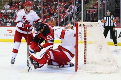 Et sammenstød med New Jersey Devils' Timo Meier (nummer 28) tvang Frederik Andersen til at forlade isen.