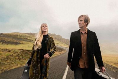 Søndag 18. maj gæster musikerparret Tina Dickow og Helgi Jónsson byen med en intim duo-koncert.
