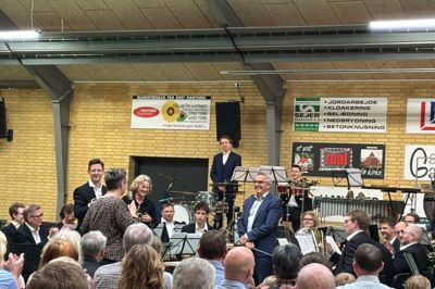 Nikolaj Lykke Langgaard (stående i midten) fik ideen til Leonoras Koncert. Aktiv Timring hoppede straks med som medarrangør. Sidste år deltog 220 i koncerten.