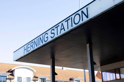 Initiativtager til tog-demonstrationer mener ikke, at der har været reelle forhandlinger om elektrificering af Vejle-Struer-strækningen.