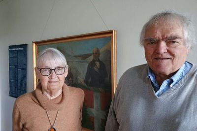 Tidligere museumsdirektør Ulla Thyrring deltog i Blicher-dagen på Herningsholm og ses sammen med formanden for Blicher-selskabet, Peder Porse. Meget passende med Blicher imellem sig. I kraft af Neiiendams maleri, der viser Blicher tale ved den første folkefest på Himmelbjerget i 1839. Blicher var udover at være digter også meget samfundsengageret, og man kan sige, at hans tanker om et nordisk forsvarssamarbejde vel har fået fornyet aktualitet.