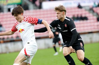 Nicolaj Tornvig (t.h.) i aktion for FC Midtjyllands U19-mandskab i forrigede sæsons Youth League mod RB Leipzig.