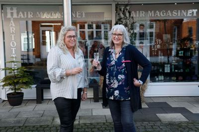 Nu bliver de to frisører under samme tag i Aulums Hårtotten/Hairmagasinet. Didde Østergaard Danielsen (t.v.) vender nemlig retur til det fag, hun blev uddannet i som ung, og Anette Holmberg (t.h.) lægger lokaler til.