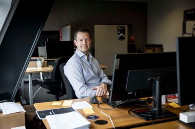 Sammen med 12 medarbejdere har Ulrik Larsen flyttet arbejdspladsen ud til Jyske Bank Boxen, hvor slaget skal stå fra næste fredag. Og det giver god mening. For her er de tæt på alle de vigtigste samarbejdspartnere.