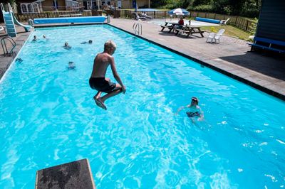 Det varer nok lidt, før vi får en sommerdag som denne i juli 2021. Men nu er Engesvang Friluftsbad klar til åbningen i maj.