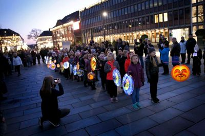 Kultur i mørket - festival arrangeret af syv af byens kulturinstitutioner.
Mens mørket falder på, går MidtVest Børnekor optog fra Biblioteket i Herning kl. 16.45 til Kulturgården med lysende lanterner.
Kl. 17.00 holdes den officielle åbning i Kulturgården med tale ved næstformand i Kultur- og Fritidsudvalget Dann Karlsen.