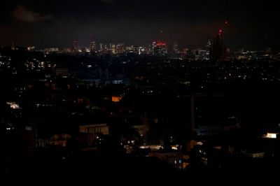 Et mørkelagt Barcelona - med Sagrada Familia ude til højre i billedet - illustrerer omfanget af strømafbrydelserne i det sydlige Europa.