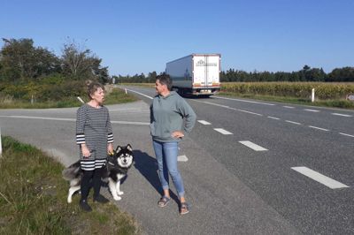 Naboerne Marianne Ernst - med hunden Zeus - og Caroline Buch kan forvente meget tung trafik med tankvogne, lastbiler og traktorer forbi deres hjem uden for Ilskov, hvis et nyt biogasanlæg bliver bygget.