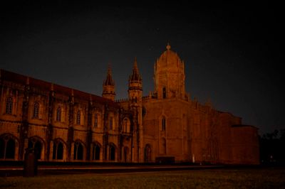 Jerónimos-klosteret i Portugal ligger hen i mørke efter det omfattende strømnedbrud, der mandag ramte det sydlige Europa.