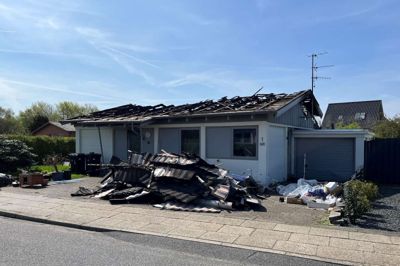 Huset på Markvænget 1 i Hammerum har set sådan ud, siden det blev raseret af en voldsom brand onsdag 5. februar. Naboerne ser gerne, at huset snart kan rives ned - nu hvor der snart er gået tre måneder siden branden.