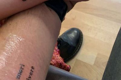Byrådspolitiker Tommy Tønning har delt et billede af sin datters tatovering »Be kind« som en del af sit budskab om, at vi bør tale respektfuldt til hinanden. Foto: Privatfoto