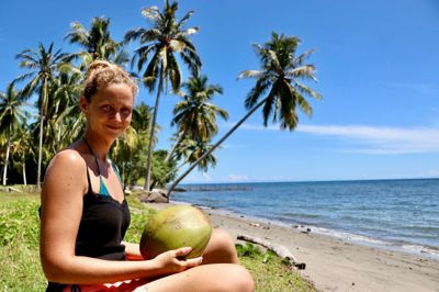 33-årige Ditte Kristiansen fra Hammerum bor på øen Una Una i Indonesien - hvor hun er i fuld gang med at åbne et dykkerresort sammen med sin kæreste.