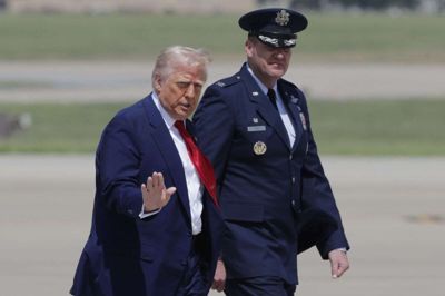 Før den amerikanske præsident gik om bord på Air Force One tirsdag, jokede Donald Trump med journalister om at blive den næste pave.