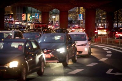Ifølge en ny rapport fra EIT Urban Mobility kan man femdoble reduktionen af såkaldte ikke-udstødningsemissioner, hvis man skifter bilen ud med offentlig transport i stedet for at skifte til en elbil. (Arkivfoto).