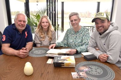 Isabella Lillegaard Nielsen blev konfirmeret lørdag 26. april i Bording Kirke. Nogle dage inden konfirmationen var der tid til en snak med farfar, mor og far om, hvad konfirmationen har betydet i familien gennem tre generationer.<em id="emphasis-68a438d340f4e6cb1a59932574009bbf"></em>