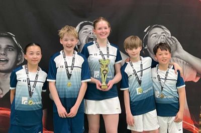 U13-holdet fra Gjellerup Badmintonklub, der netop er kåret til danske holdmestre. Fra venstre ses Zoe Rasmussen, David Bindslev, Mikela Justesen, Emil Moesby og Sebastian Rasmussen. Foto: Privatfoto