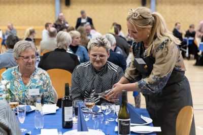 Ved tidligere frivilligfejringer har byrådsmedlemmerne opvartet de frivillige - som her i 2024, hvor Annette Øgaard (K) skænker vin.