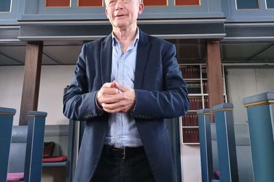 Mads Bille afsluttede sin tjeneste i Arnborg og Fasterholt Kirker med gudstjenesten søndag, men forinden gav han en orgelkoncert i Fasterholt Kirke med værker af Carl Nielsen og César Franck. Han ses her foran Frobenius-orglet fra 1943.