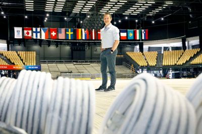 VM-direktør Ulrik Larsen er ikke bange for at komme på glatis. Isen er dog også stadig på det indledende stadie. I forgrunden kan man ane en lille del af de mange køleslanger, der bruges til banen. Hele 72.000 meter køleslanger er i brug.