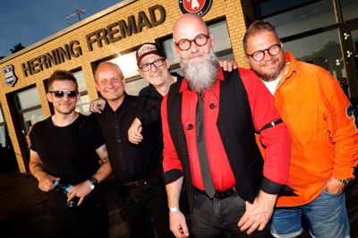 Fra højre: Thomas Hyldig, Thomas Olesen, Goran Bogicevic, Lasse Magnussen og Morten Carøe. Det ukomplicerede samvær skaber god musik hos Den Rød Tråd.