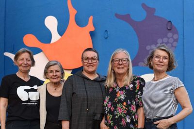 Gavlmaleriforeningens Murens bestyrelse består af, fra venstre: Bente Jensen, Jytte Gottlieb, Linda Stenholt Jensen, Anna Støttrup og Ayoe L.L. Pløger. Medlemmerne er foreviget foran et af de oprindelige gavlmalerier fra 1968, nemlig K. Bjørn Knudsens »Akrobatfantasi«. Foto: Gavlmaleriforeningen Muren